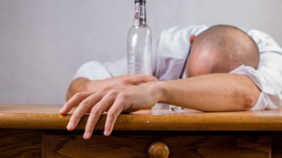 El tiempo que le restas a tu vida cuando consumes alcohol a diario