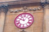 Reloj en Bristol con dos minuteros Reloj en Bristol con dos minuteros – Wikipedia ¿Por qué en algunos campanarios del Reino Unido hay relojes con dos minuteros?