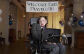 Familia de Stephen Hawking invita a viajeros del tiempo a asistir a memorial