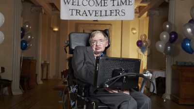 Familia de Stephen Hawking invita a viajeros del tiempo a asistir a memorial