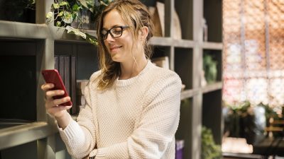 El porcentaje de personas que caminan con su celular en la mano es inquietante.