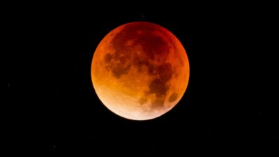 Todo lo que necesitas saber para ver el eclipse total de luna del viernes 27 de julio, el más largo del siglo