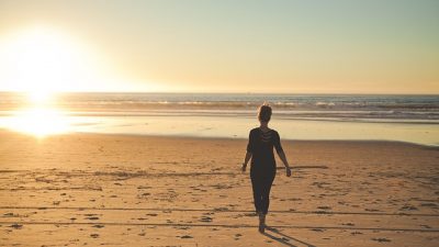 Por qué las caminatas en la playa te ayudarán a quemar más grasa que el ‘running’ (y a ser más feliz)