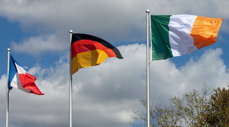 The Irish flag is hoisted for the first time at ESO’s Headquarters in Garching bei München, signifying Ireland becoming a Member State of ESO once the ratification process is complete. The flag joins those of the other Member States, taking the total number up to 16.
