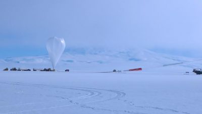 Detectan extrañas partículas surgiendo de los hielos de la Antártida