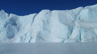 Así ‘tararea’ una gigantesca barrera de hielo en la Antártida