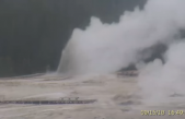 Un géiser hace erupción en Yellowstone y escupe un chorro de basura
