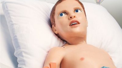 ¿Realismo perturbador? Este niño-robot puede sangrar, sentir el dolor y las emociones de un paciente pediátrico