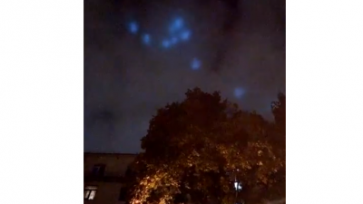 “OVNI sobre Moscú”: Extrañas luces azules en el cielo moscovita desconciertan a internautas