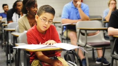 Niño de 11 años ya acabó la universidad, ahora intenta probar que Dios existe y Stephen Hawking está equivocado