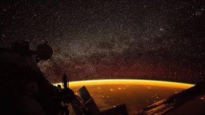 El curioso fenómeno que cubre la Tierra con una luz amarilla