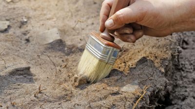 Arqueólogos egipcios desentierran ataúdes con joyas de la época romana