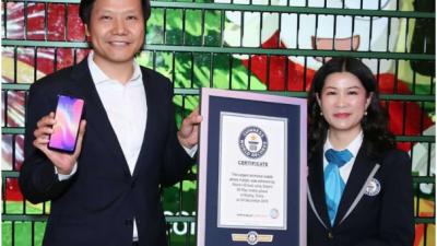 Compañía china estableció nuevo récord Guinness por hacer un árbol con celulares