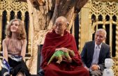 Tecnología y compasión: el Dalái Lama habla con robots y personas biónicas