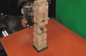 Este robot gana a la Jenga con nociones de física y sentido del tacto