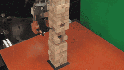 Este robot gana a la Jenga con nociones de física y sentido del tacto