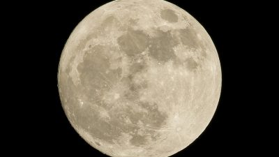 La Luna lanza al espacio 200 toneladas de agua cada año