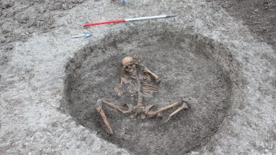 ¿Por qué enterraron estos cuerpos con el cráneo en los pies?