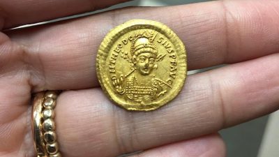 Moneda de oro de 1.600 años del emperador que abolió el sanedrín descubierta en Galilea