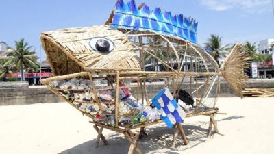 Crean contenedor con forma de pez para limpiar de basura plástica playa vietnamita