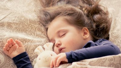 Mejores notas y menos problemas de comportamiento: algunas ventajas de que los niños duerman siesta