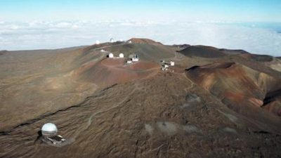 Cientos de hawaianos bloquean la construcción de un telescopio en una «montaña sagrada»