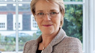Julie Maxton, presidenta de la Royal Society: «Incoscientemente los padres ponen obstáculos a las niñas para elegir carreras STEM»