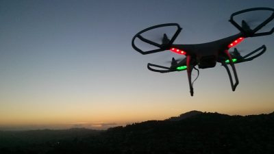 Las nuevas tecnologías que acercan el mundo rural al urbanoCC BY-SA 2.0 / arbitragery / Drone landing at sunset TECNOLOGÍA