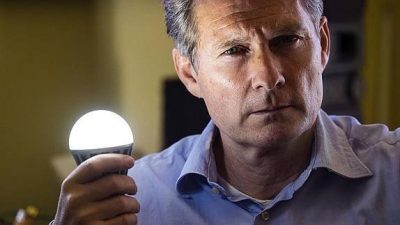 Hombre inventa bombilla eléctrica que ‘no se funde nunca’, pero empresas se rehúsan a comercializarla