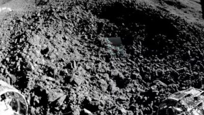 La primera imagen en la que podemos ver del material “similar a un gel” hallado en la cara oculta de la Luna