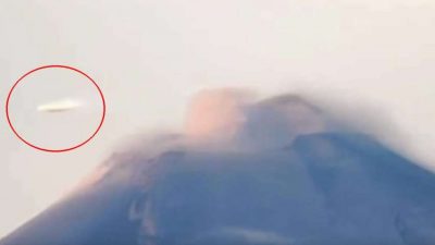 Una cámara registra un OVNI en forma de disco volando sobre el volcán Popocatépetl