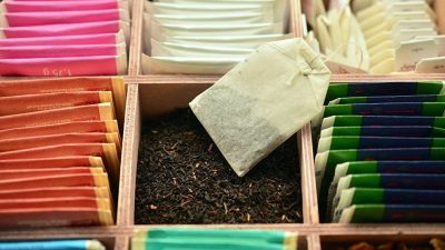 Las bolsas de té llenan tu bebida de microplásticos que pueden afectar tu salud