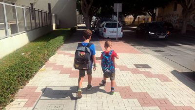 Cómo influye el peso de la mochila de un niño en su forma de caminar