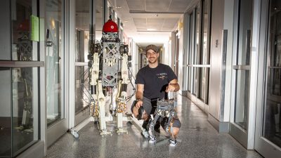 Este robot imita el equilibrio de los humanos para aprender a caminar