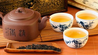 Miles de personas se juegan la vida cada año para probar el té de Huashan, en China