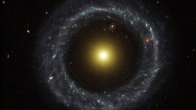 El objeto de Hoag, la extraña galaxia dentro de una galaxia en cuyo interior hay otra galaxia