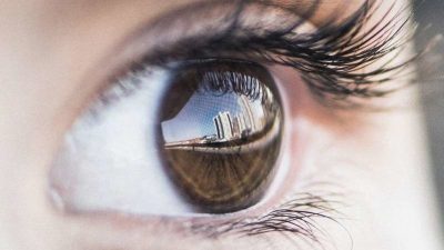Cómo un examen de ojos puede darnos información sobre la calidad de la audición de una persona