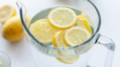 Agua con limón, ¿realmente ayuda a adelgazar?