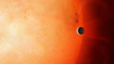 Un exoplaneta está tan cerca de su estrella que la rodea en solo 18 horas