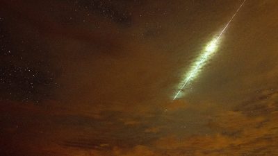 Un brillante meteoro explota en el cielo de Rusia