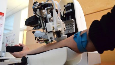 Un robot inteligente extrae sangre mejor que los médicos