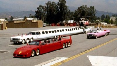 «American Dream»: La limusina más larga del mundo 30 metros, jacuzzi… y un helipuerto. No es broma.