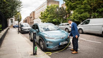 Cientos de farolas de Londres se convierten en puntos de carga para coches eléctricos