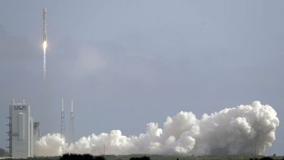 El cohete portador Atlas V con el avión espacial X-37B despega desde Florida