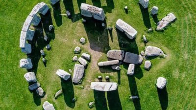 Arqueólogos descubren misterioso anillo subterráneo en torno a Stonehenge