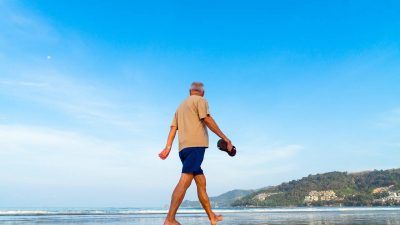 Pasear por espacios azules como playas o lagos se asocia con mejoras en la salud mental