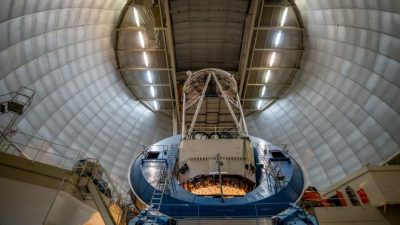 Robots mirando hacia galaxias distantes