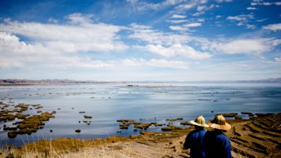 Hallan una figurilla de llama y una lámina de pan de oro en un cofre al fondo del lago Titicaca