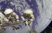 Las cámaras de las ISS capturan un objeto de movimiento rápido «con antenas» que sobrevuela detrás de los astronautas.