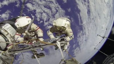 Las cámaras de las ISS capturan un objeto de movimiento rápido «con antenas» que sobrevuela detrás de los astronautas.